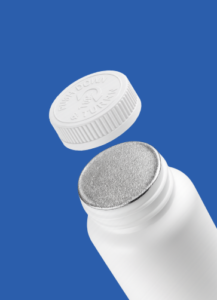 Envase plástico sellado con liner de foil de aluminio mediante tecnología de inducción, acompañado de tapa plana a presión. Solución de sellado profesional de Sellaempaq que garantiza seguridad, cierre hermético y protección del contenido en productos farmacéuticos, alimenticios y cosméticos.