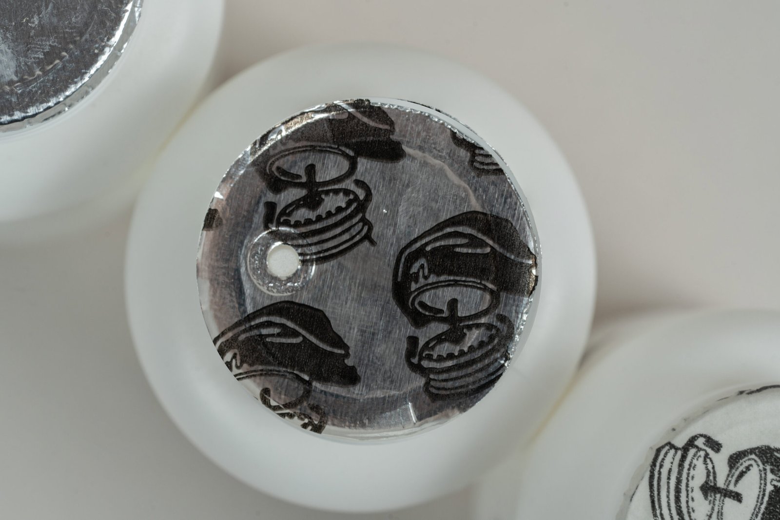 Sello foil de una pieza con válvula desgasificante, ideal para envases con productos que generan presión interna – Sellaempaq