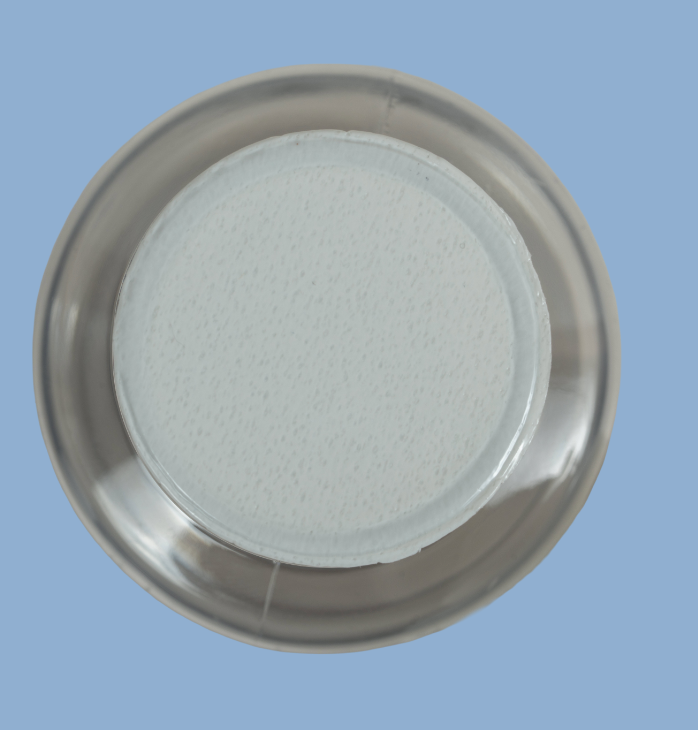 Los sellos de espuma de polietileno ofrecen un cierre hermético por presión, sin necesidad de maquinaria. Ideales para productos líquidos, pastosos o secos, se adaptan a múltiples tipos de envase, incluyendo botellas, garrafones y empaques cosméticos. Disponibles en versiones laminadas o sin laminar, con diferentes espesores y cortes personalizados.