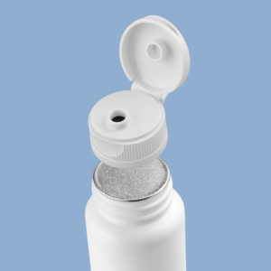 Tapa flip top de plástico con sistema de apertura abatible, ideal para envases de productos líquidos, geles o cremas. Fabricada por Sellaempaq, permite una dosificación fácil y un cierre seguro. Compatible con envases cosméticos, farmacéuticos y de cuidado personal.