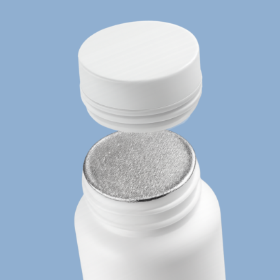 Tapa plana de plástico con rosca 20/400, ideal para frascos de productos cosméticos, farmacéuticos y suplementos líquidos. Fabricada por Sellaempaq, compatible con liners o sellos de inducción para un cierre seguro y profesional.