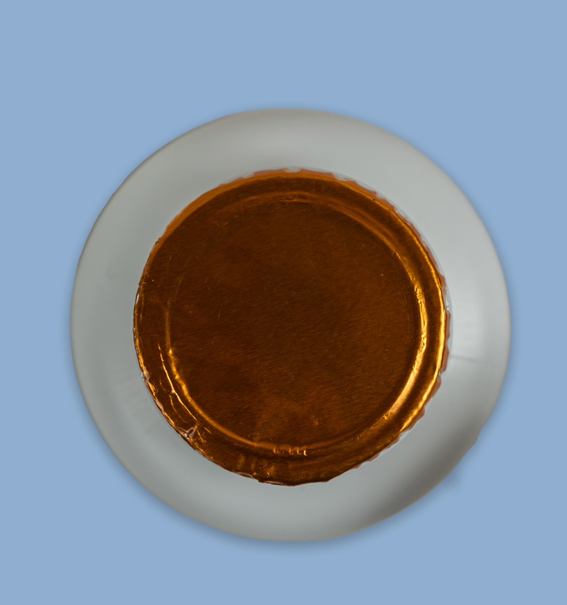 Liner dorado agroquímico de 2 piezas con cartón, espesor 1 mm. Para envases PET. Sellado por inducción, alta resistencia y protección reforzada.