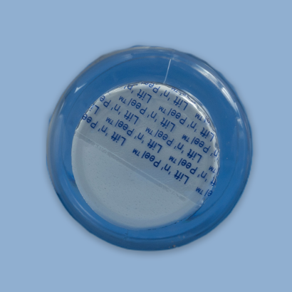 El sello de aluminio universal con lengüeta y espesor de 0.015” está diseñado para ofrecer un cierre estanco mediante inducción, con la ventaja de una apertura fácil y segura gracias a su pestaña integrada (Lift ‘n’ Peel™).