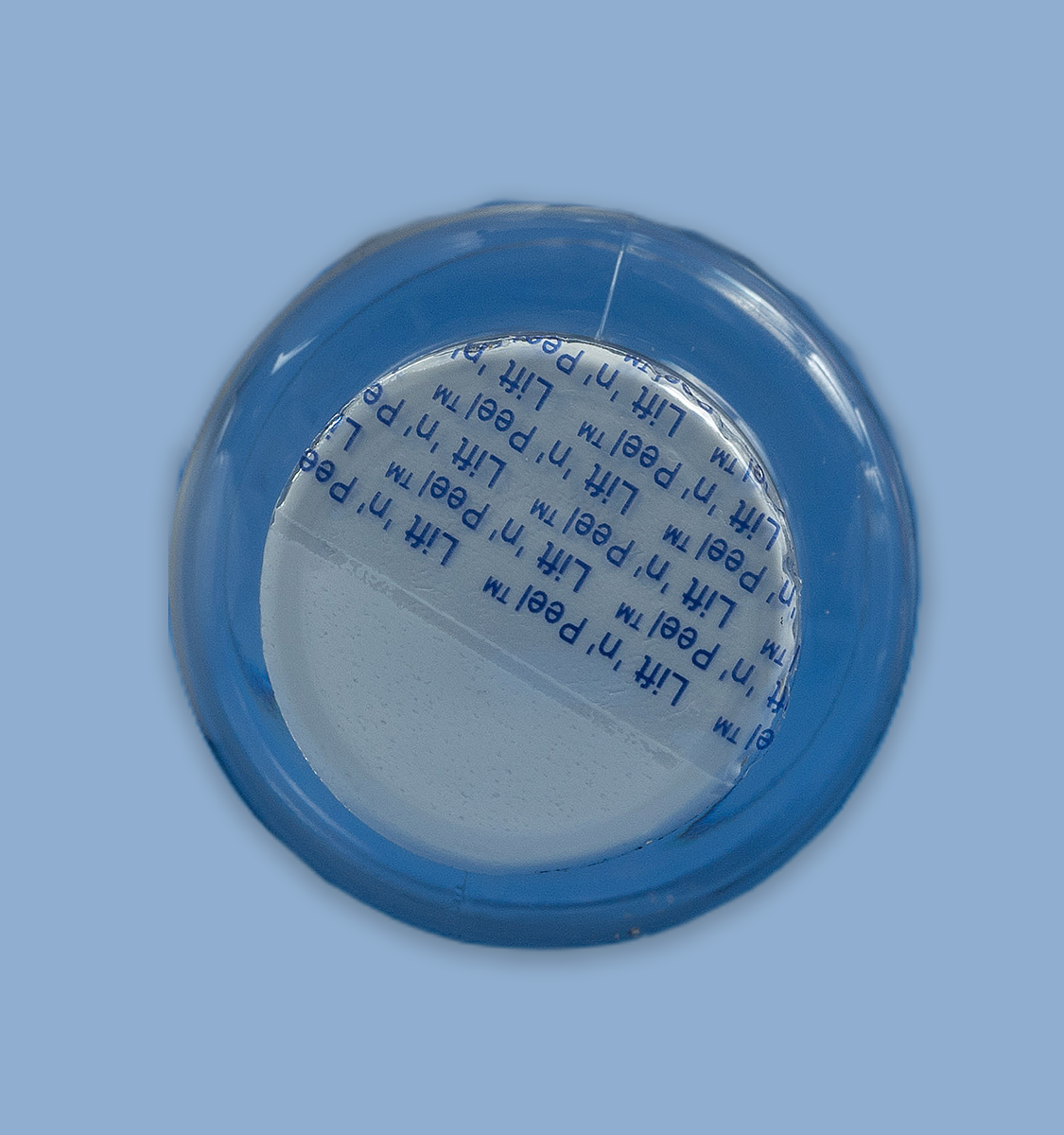 El sello de aluminio universal con lengüeta y espesor de 0.015” está diseñado para ofrecer un cierre estanco mediante inducción, con la ventaja de una apertura fácil y segura gracias a su pestaña integrada (Lift ‘n’ Peel™).